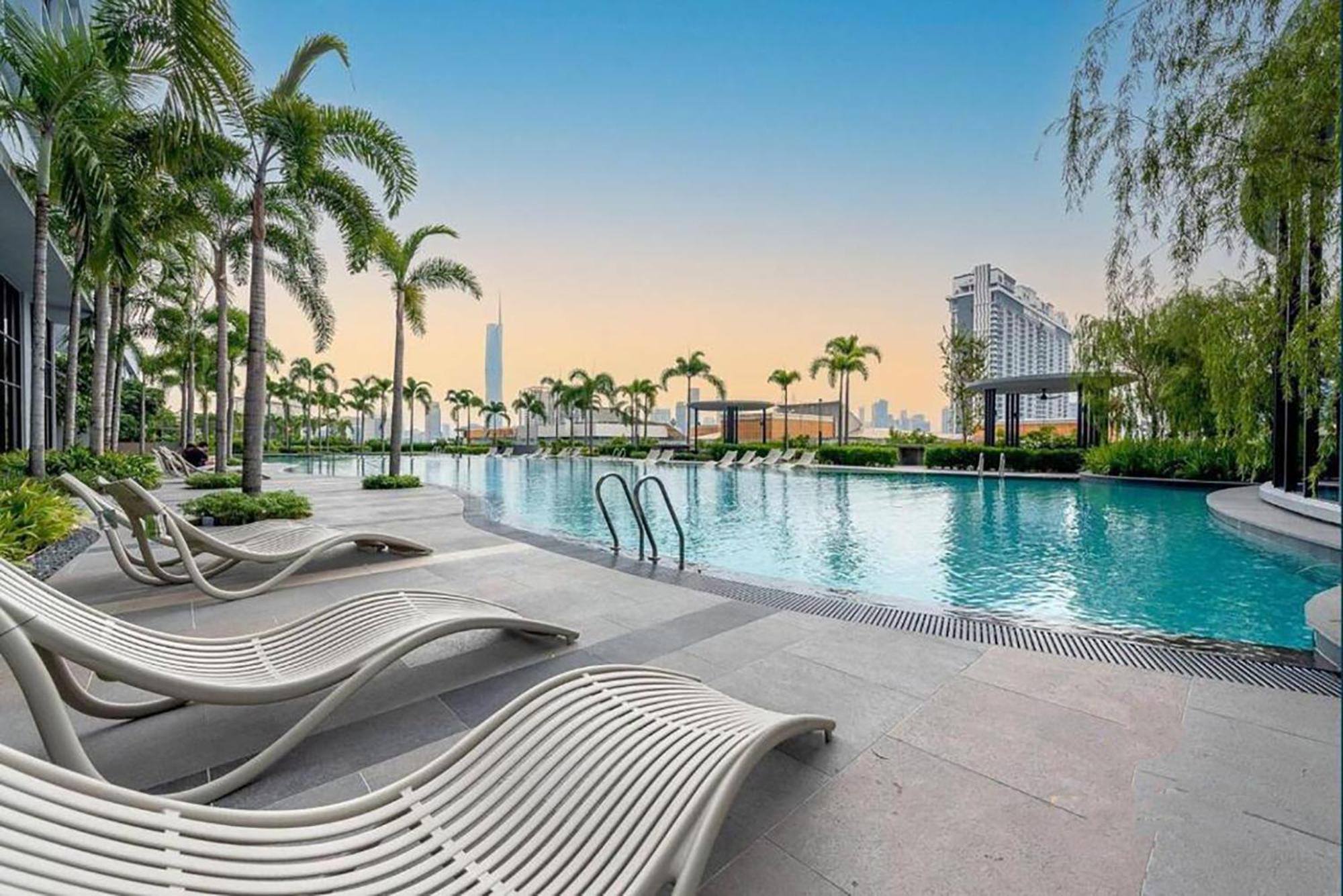 Skyscraper 65 Kl Highest Outdoor Bathtub Luxury Lavish Designer Suite Penthouse Lv65 — Photos 1